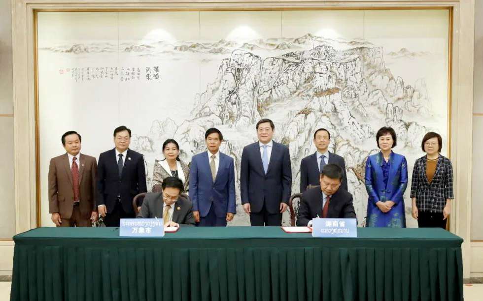 BG视讯环境向老挝万象捐赠7台环卫装备，助力“一带一路”建设