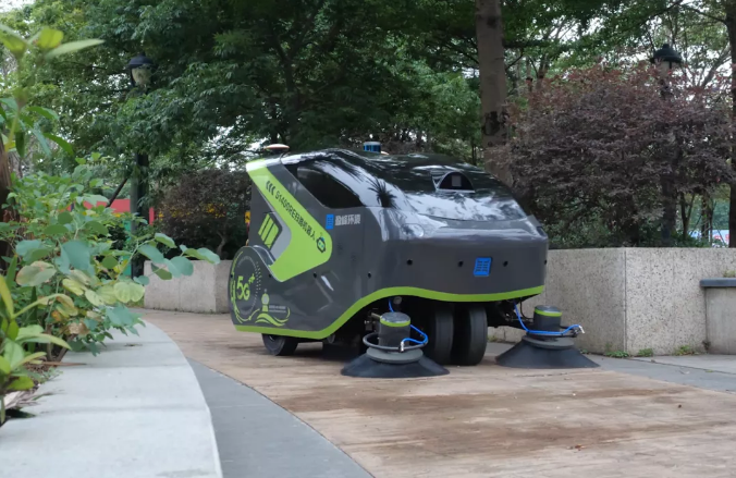 BG视讯环境5G环卫机器人亮相2021中国创新创业成果交易会